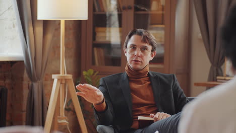 psychologist helping arguing couple on therapy session