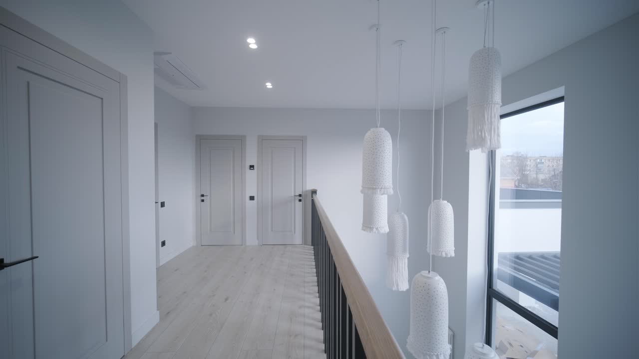 diseño interior escaleras de madera elegantes dentro de la casa con barandillas de madera modernas y paredes decoradas con lámparas de moda. escalera moderna o escalera en el interior de la casa moderna