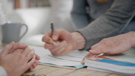 mano a mano firmando un contrato de arrendamiento hipotecario pareja conociendo a un agente inmobiliario comprando una casa nuevos propietarios comprando una propiedad estrechando la mano con un agente inmobiliario disfrutando de la inversión