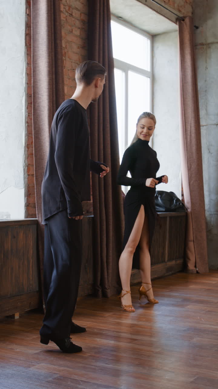 A dancing couple practicing in a studio