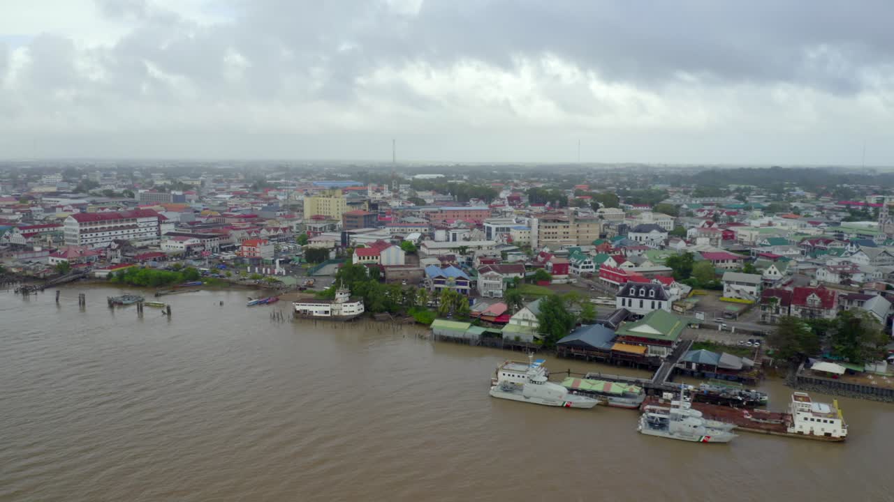 수리남의 유산 도시인 파라마리보를 흐르는 수리남 강, 조감도