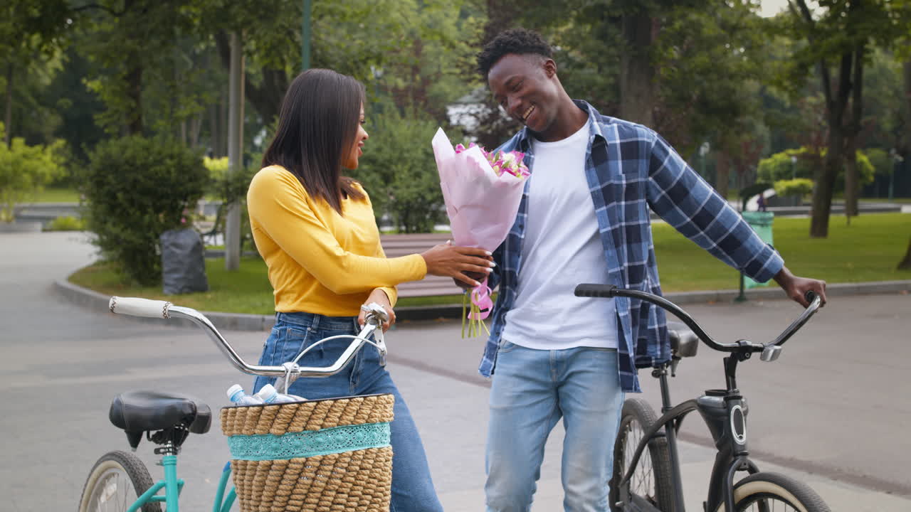 una pareja en bicicletas en un parque.