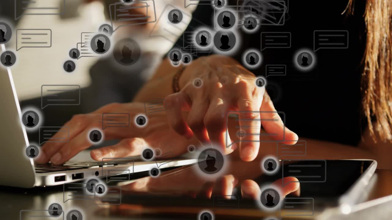 Rechte Hand tippt auf den Touchscreen und abwechselnd auf die Laptoptastatur, während Tech-Chat-Avatare angezeigt werden