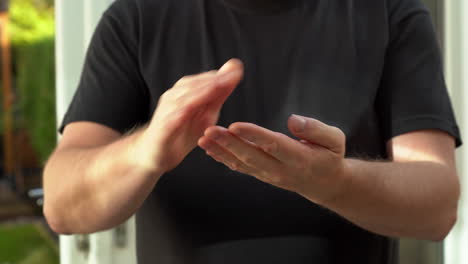 manos humectantes con crema de barrera blanca manos masculinas frotando loción curativa en la piel para suavizar y facilitar el tratamiento de la sequedad