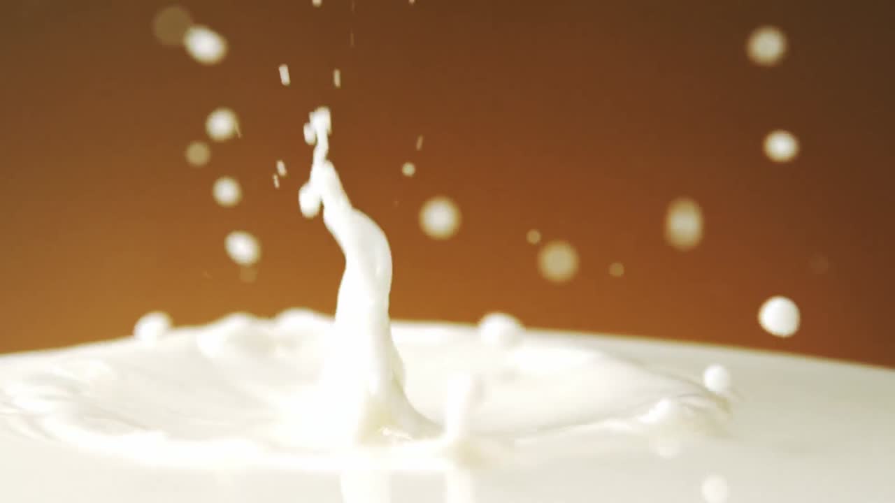 초콜릿이 우유에 떨어지는 것