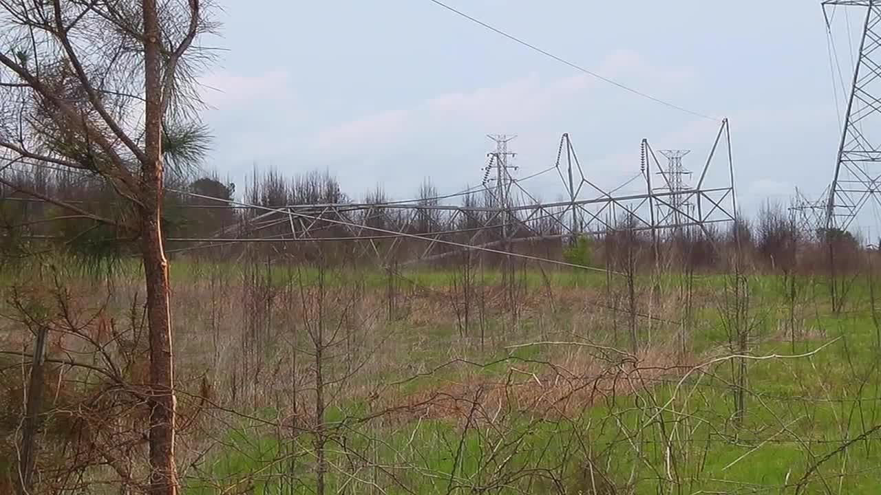 큰 날씨 이벤트 후 전력선이 다운되었습니다 1