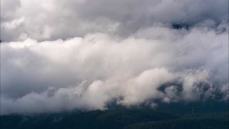 nubes moviéndose a través de lapso de tiempo de montañas