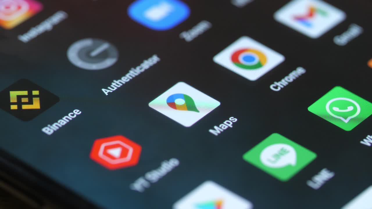 teléfono inteligente con varias aplicaciones y el dedo tocando la pantalla