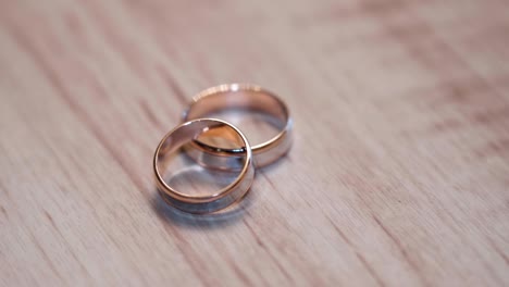 anillos de boda y jugar con la luz en el fondo de madera