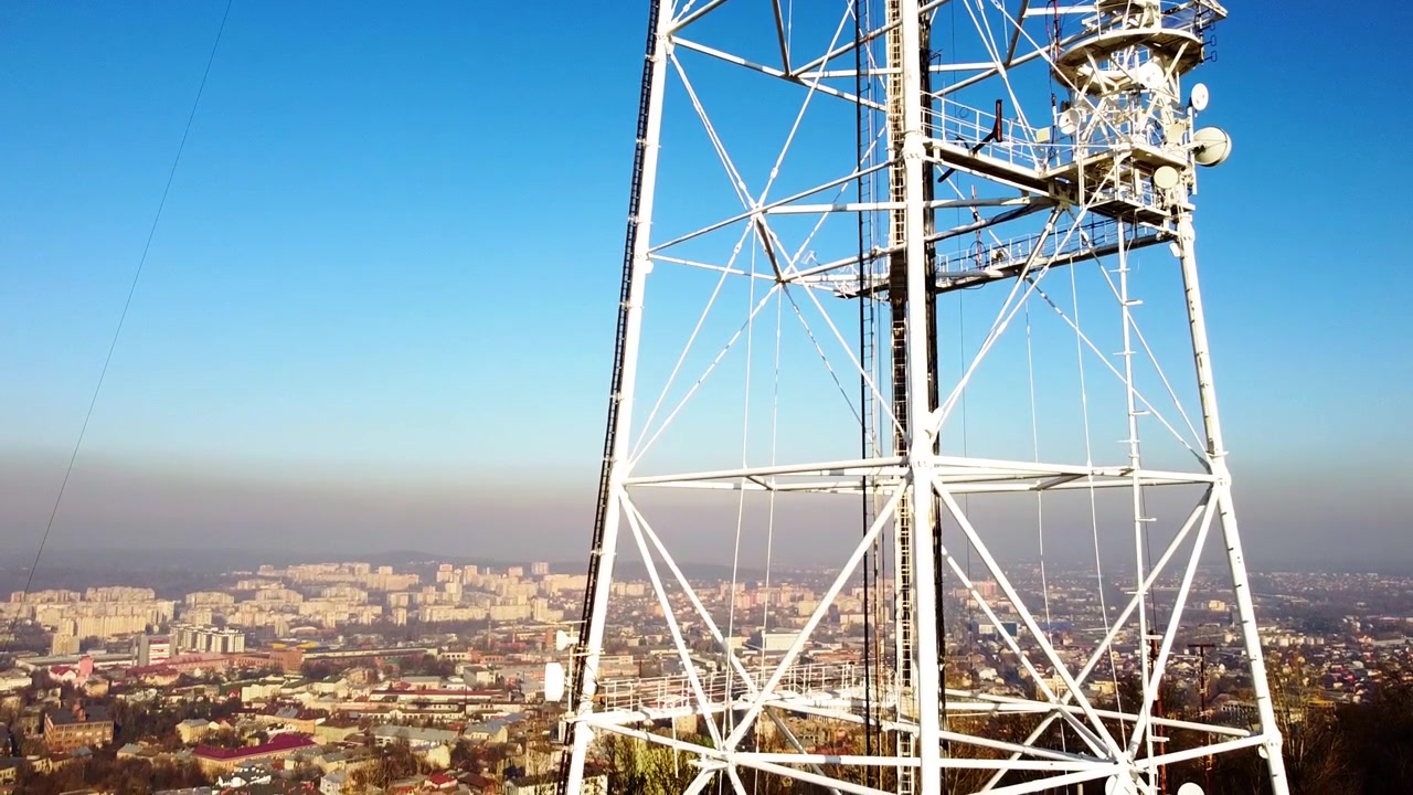 Vista aérea de um drone voando perto de uma torre de TV