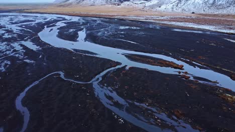 Estuario-Del-Río-Cerca-De-Montañas-Nevadas