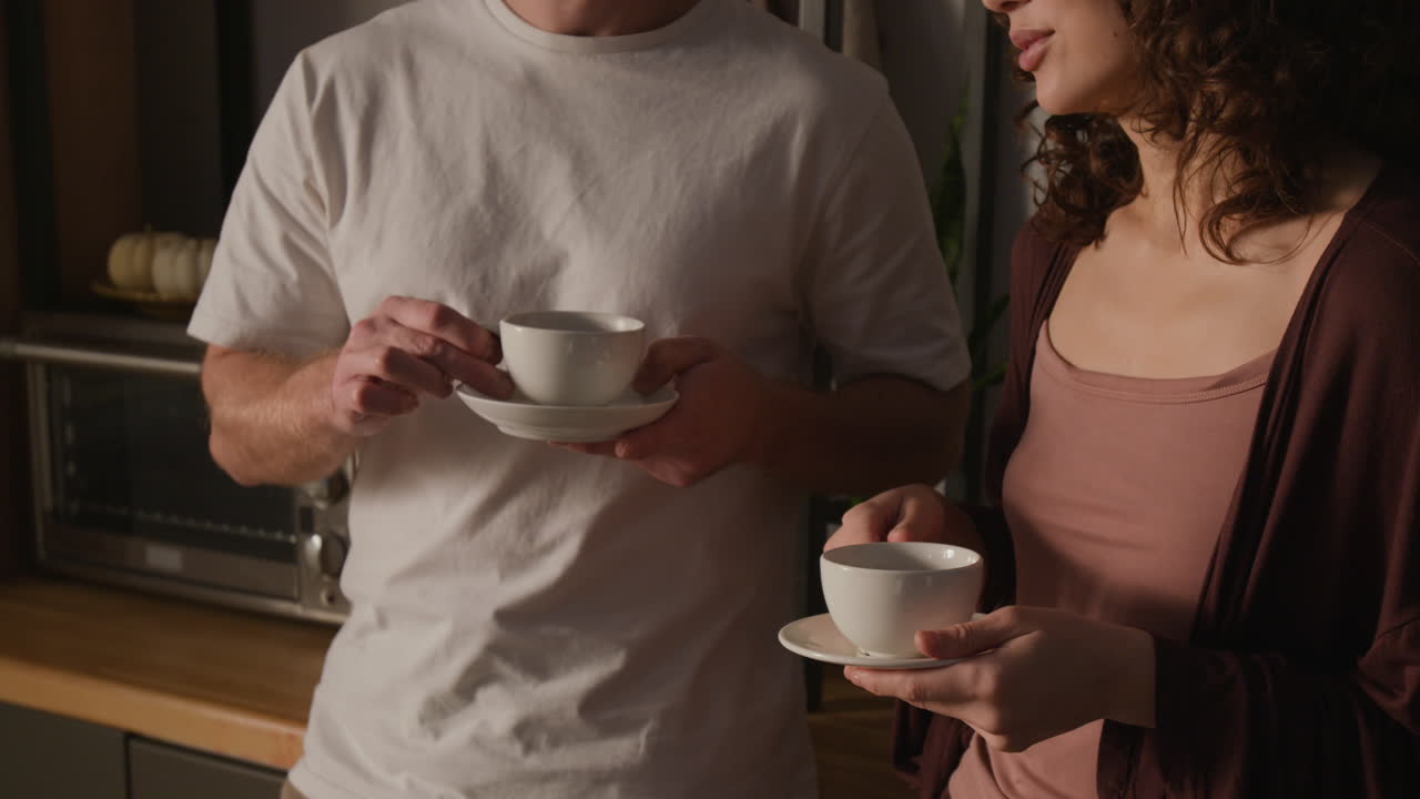 pareja tomando café en la cocina