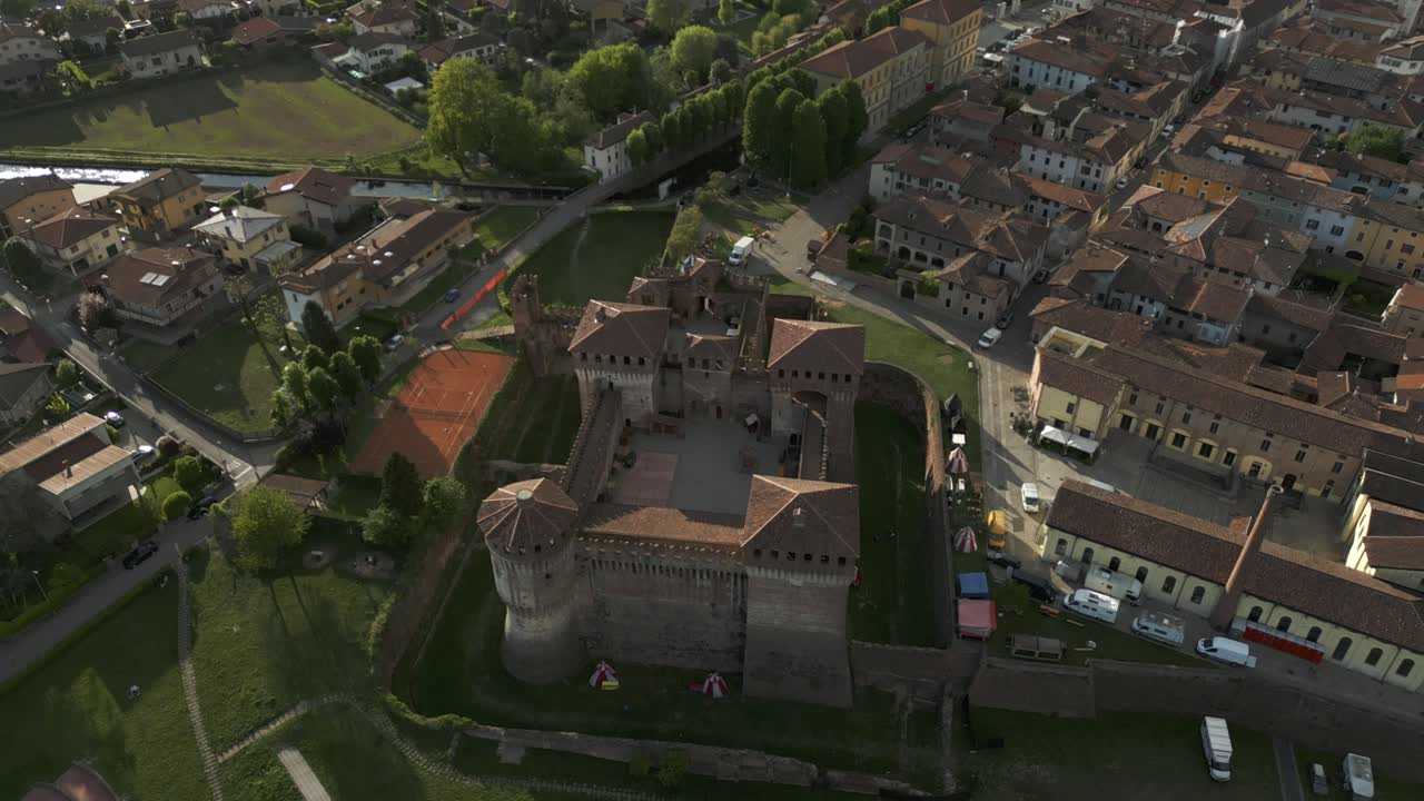 castillo medieval de soncino en soncino, en el norte de italia - toma aérea de un dron