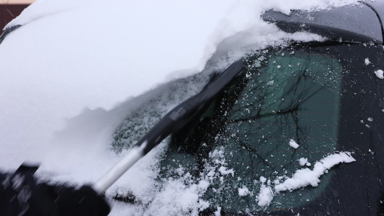 mujer limpiando a mano la nieve del coche en invierno - cerrar