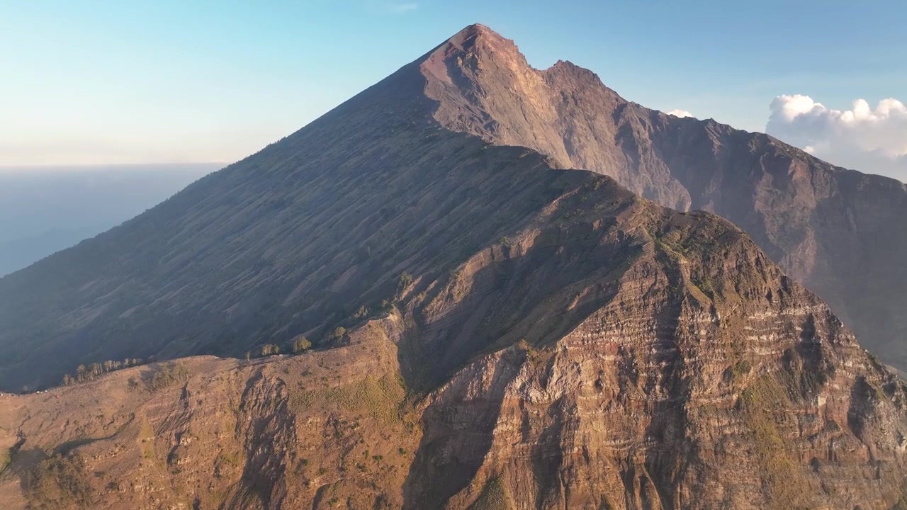 Maestosa vetta del vulcano Rinjani a Lombok, Indonesia, al tramonto.