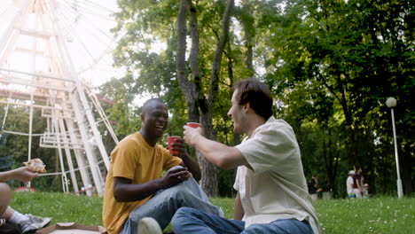 hombres felices en un picnic en el parque