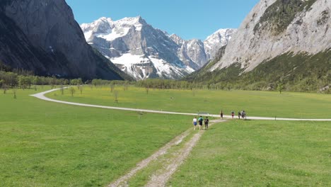 Eng-Alm:-Senderismo-En-Austria-En-Verano-Con-Montaña-De-Hierba-Y-Nieve-Con-Tomas-Aéreas-Y-También-A-Nivel-Del-Suelo-A-4k-30fps