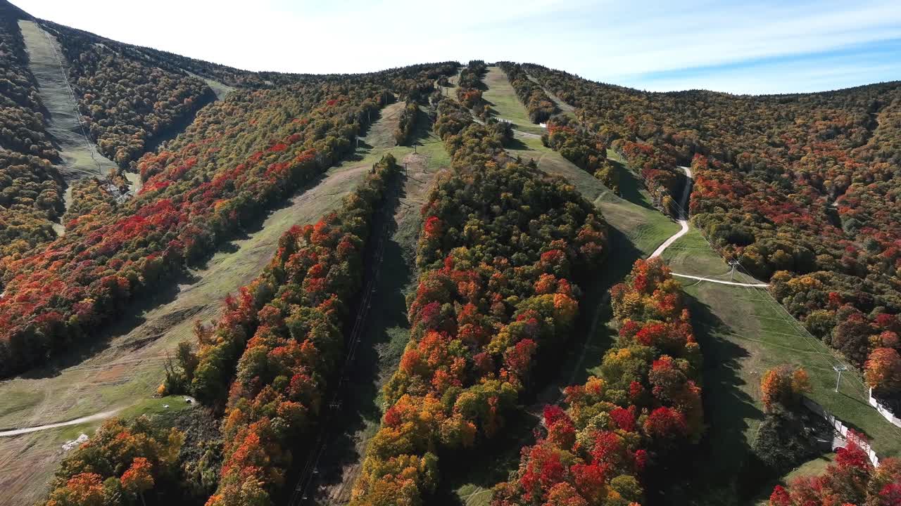 árboles coloridos en las laderas de las montañas killington en vermont, estados unidos