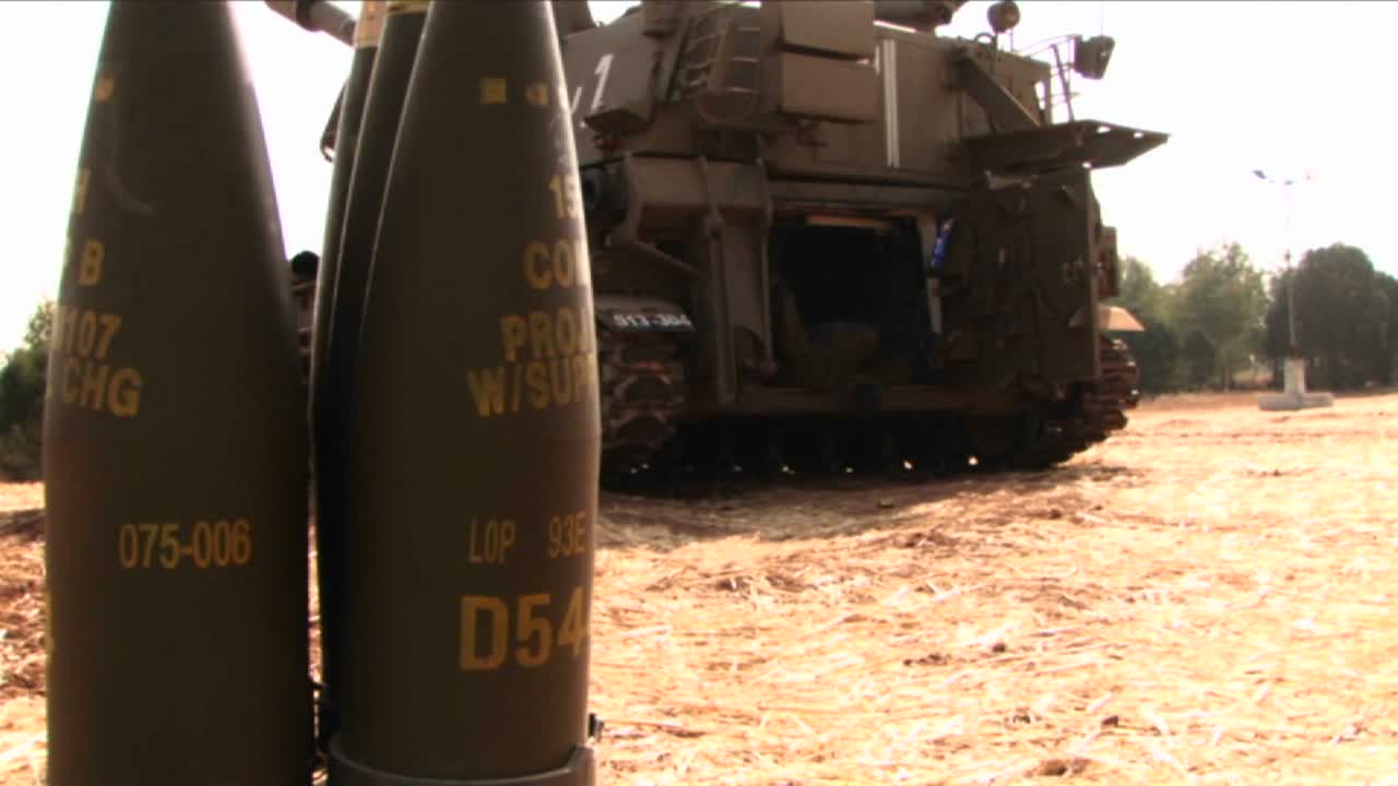 los proyectiles de artillería se paran detrás de un tanque en israel