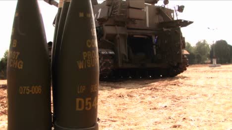 los proyectiles de artillería se paran detrás de un tanque en israel