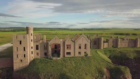 Vista-Aérea-De-La-Ruina-Del-Castillo-De-Los-Muertos-Al-Amanecer,-Aberdeenshire,-Escocia