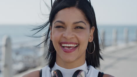 retrato mujer hispana atractiva riendo disfrutando de unas vacaciones exitosas estilo de vida relajante hermosa mujer joven feliz en un cálido fondo costero