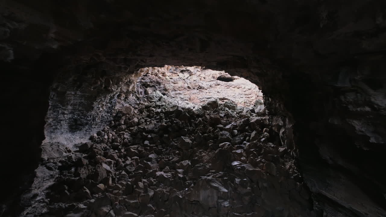 antena de 4k moviéndose a través del interior de la enorme cueva de roca de tubo de lava