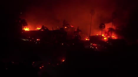las casas se queman en todas las laderas por la noche durante el incendio de 2017 thomas en el condado de ventura, california 1
