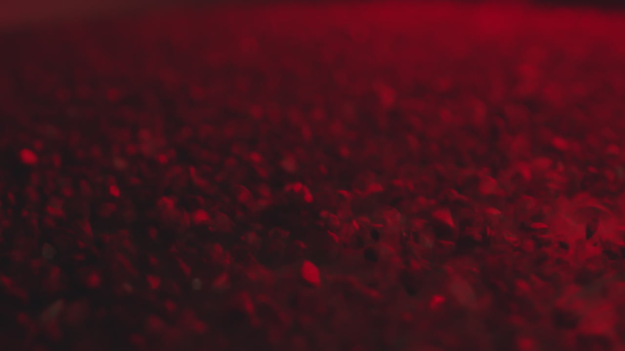 소리의 진동을 통해 흔들리고 움직이는 검은 돌