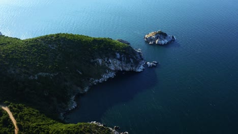 Luftaufnahme-Der-Kleinen-Felsigen-Insel-Und-Des-Landes-Im-Hintergrund-An-Sonnigen-Tagen