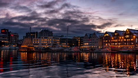 Beleuchtete-Gebäude-Des-Hafens-Von-Tromso-In-Der-Dämmerung,-Norwegen,-Zeitraffer