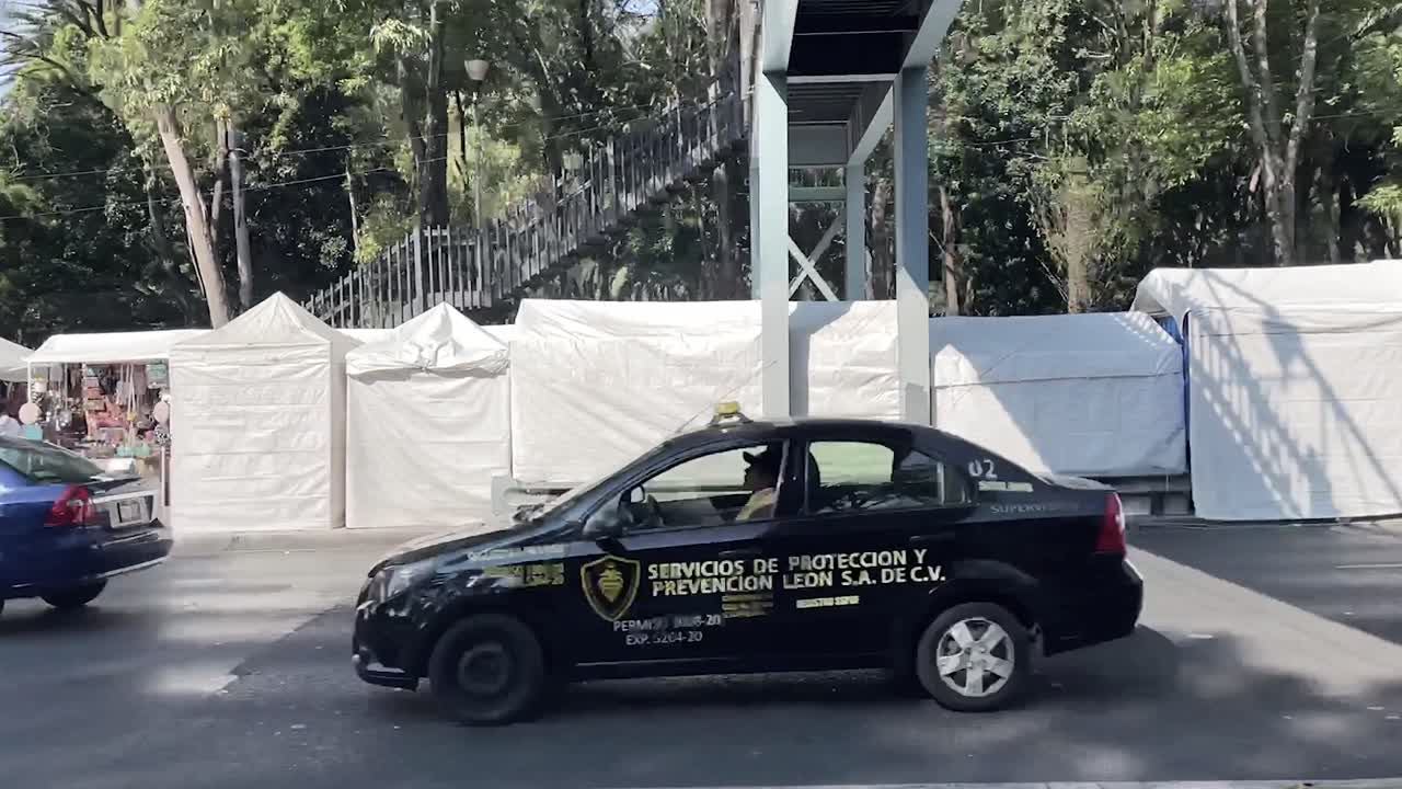 길가의 슬로우 모션은 멕시코 시티 거리에 서