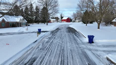 Niedrige-Luftaufnahme-Einer-Vereisten-Straße,-Die-Mit-Winterschnee-Bedeckt-Ist