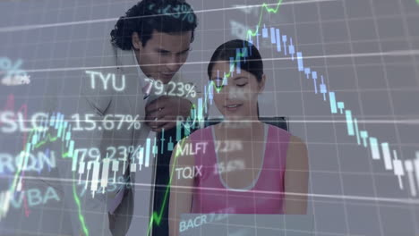 animación del procesamiento de datos financieros sobre diversas personas de negocios en la oficina