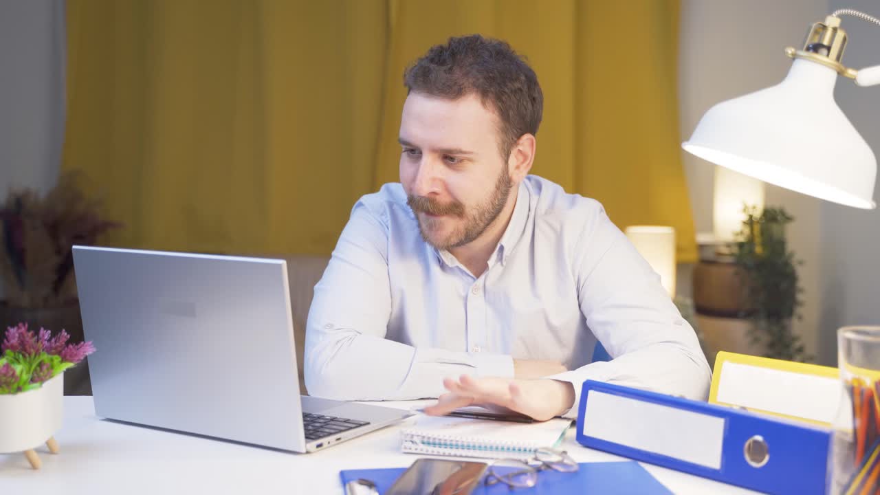 trabajador de oficina en casa esperando nerviosamente en la computadora portátil.