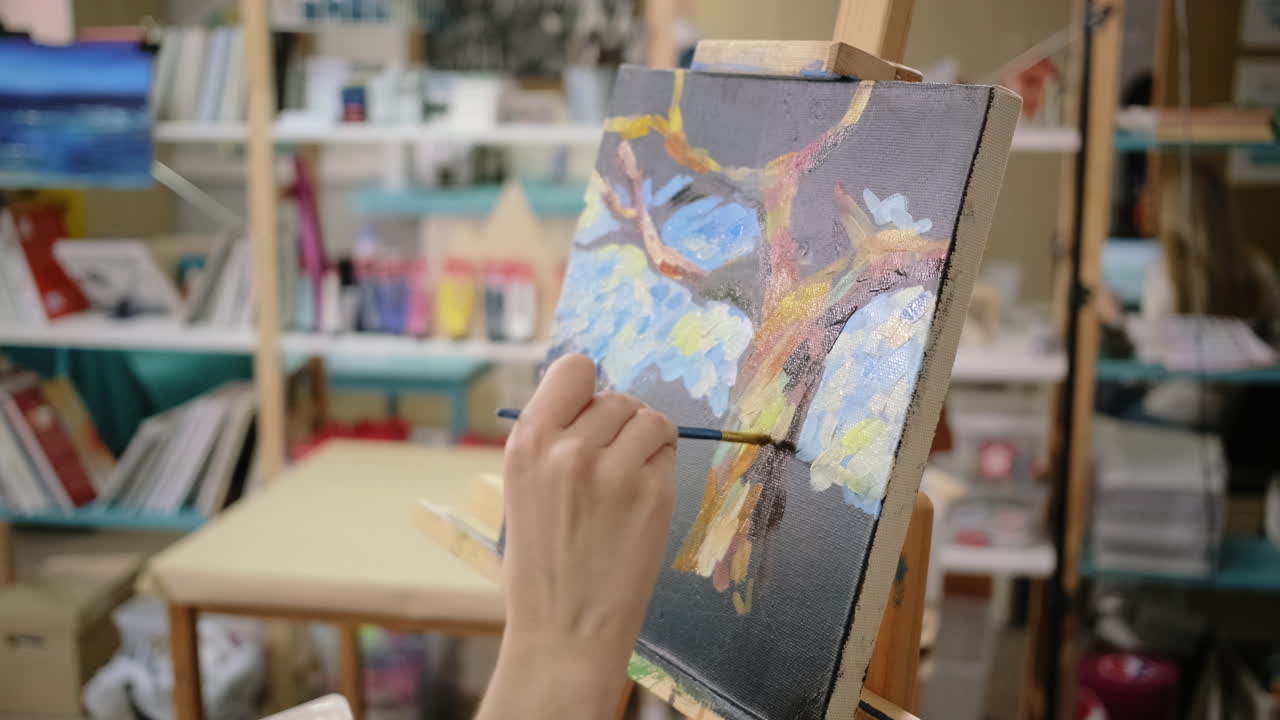 pintando un árbol en un estudio de arte