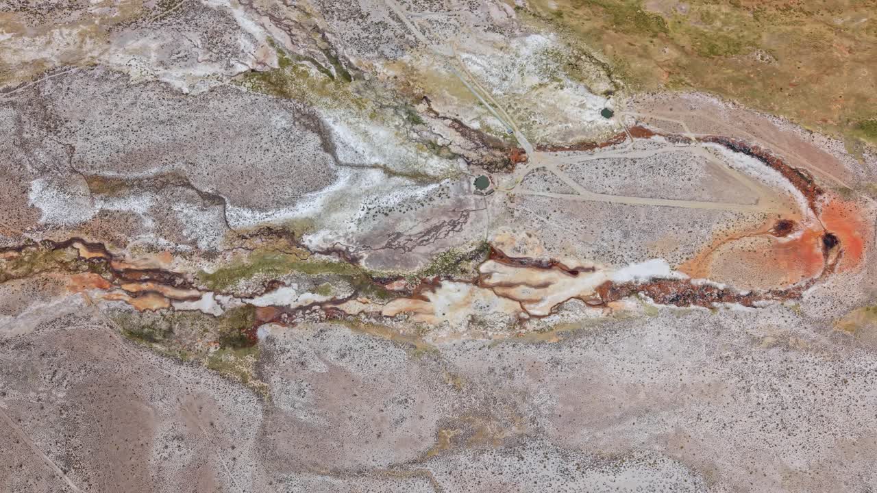 Vista aerea di un antico vulcano nella Riserva nazionale di Aguada Blanca, Perù, che rivela strati ricchi di minerali, modelli di erosione e straordinari colori naturali modellati dal tempo