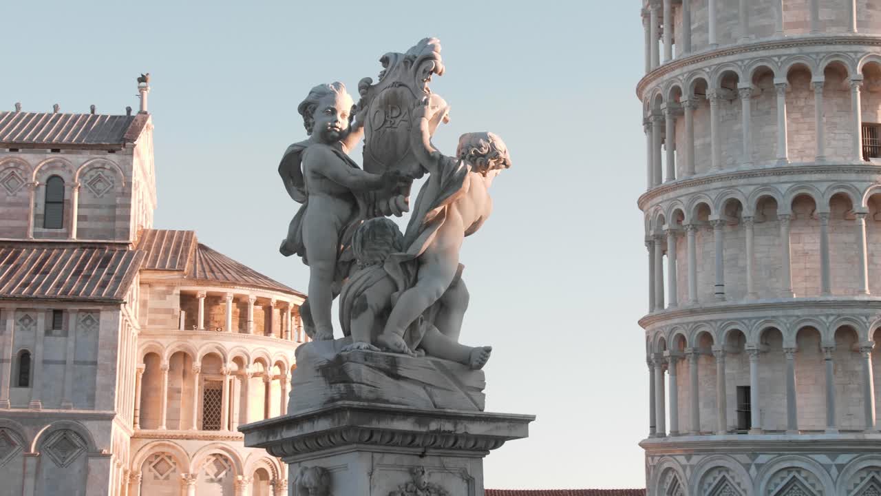 torre inclinada de pisa con estatua en primer plano, movimiento de carro con cardán