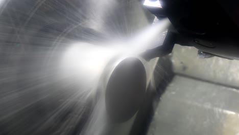 procesamiento de metales y su enfriamiento por agua en un torno. con cnc.