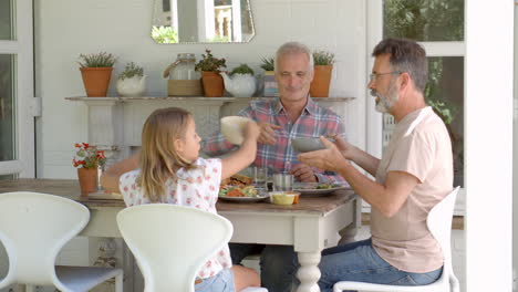 Familia-Del-Mismo-Sexo-En-Casa-Comiendo-En-La-Terraza-Al-Aire-Libre