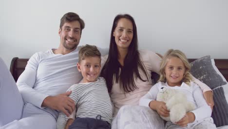 família sentada juntos no quarto em casa 4k