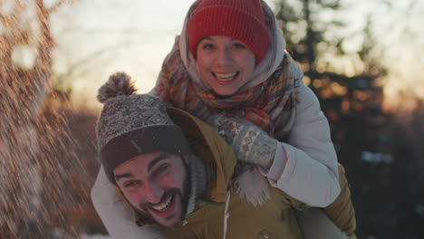 una pareja divirtiéndose en la nieve.