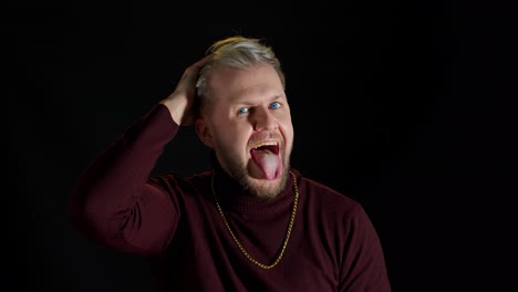 cómico estúpido elegante hombre haciendo caras tontas graciosas, haciendo el tonto, mostrando la lengua, sin cerebro