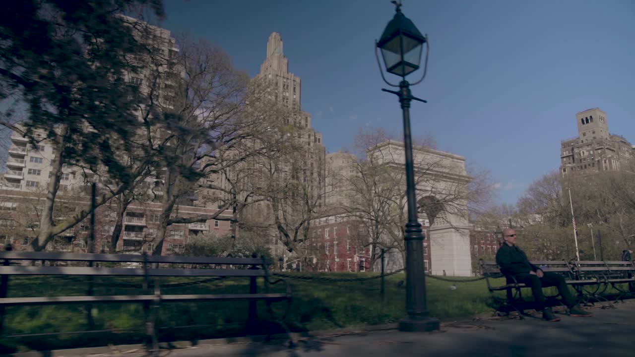 covid19 코로나 바이러스 전염병 발발 워싱턴 광장 동안 뉴욕 맨해튼에서 체스를 두는 사회적 거리와 마스크의 pov 느린 모 샷