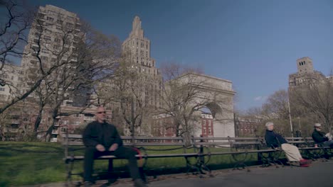 Pov-Slow-Mo-Schuss-Von-Sozialer-Distanzierung-Und-Maskentragen-Schach-Spielen-In-New-York-Manhattan-Während-Des-Ausbruchs-Der-Covid19-Coronavirus-Epidemie-Washington-Square