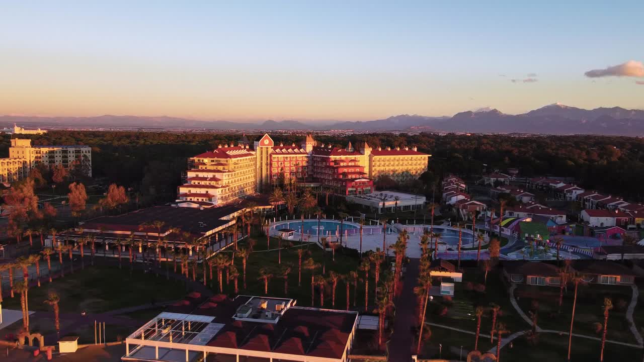 resort per vacanze di lusso con piscina e palme, colpo di drone all'alba
