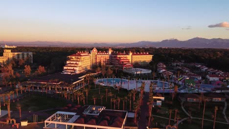 resort de vacaciones de lujo con piscina y palmeras, toma de drones al amanecer