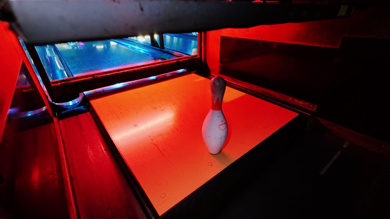A visão interna da máquina mostra erro tenso quando a bola atinge apenas um pino restante