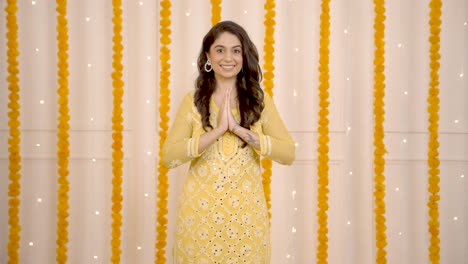 chica india dando la bienvenida en diwali