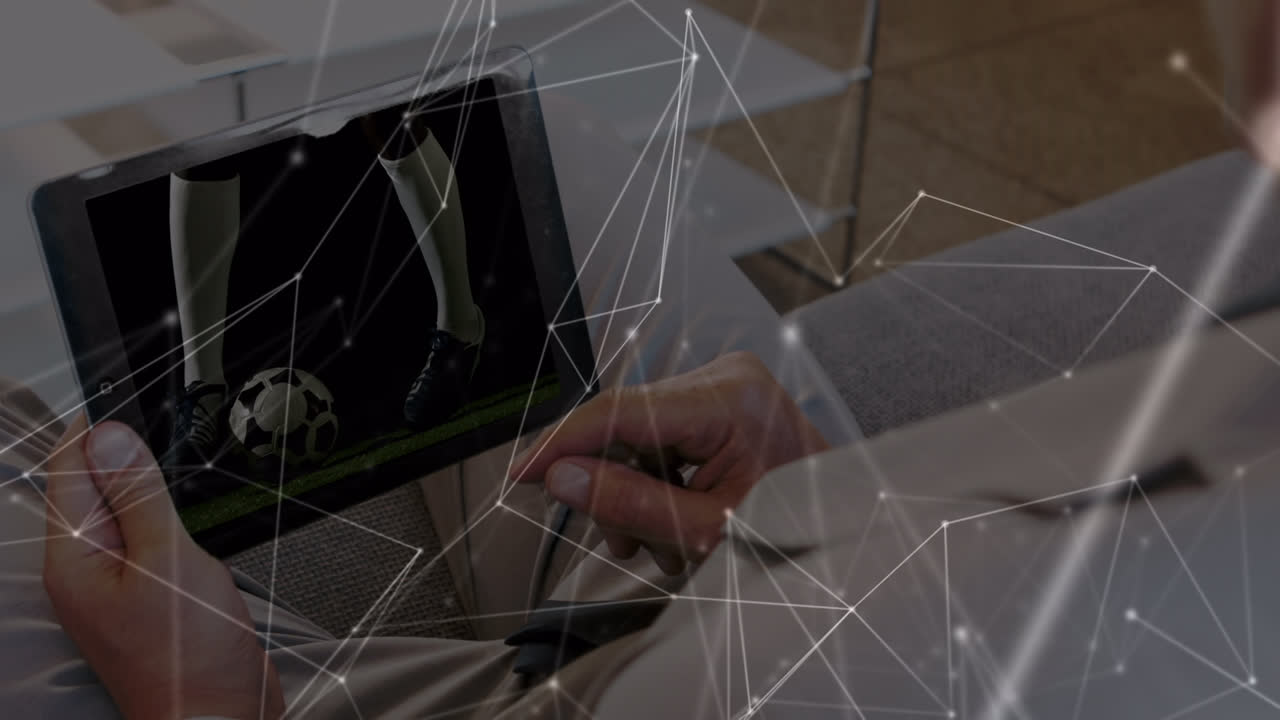 animación de datos y conexiones sobre las manos de un hombre caucásico usando una tableta con espacio de copia